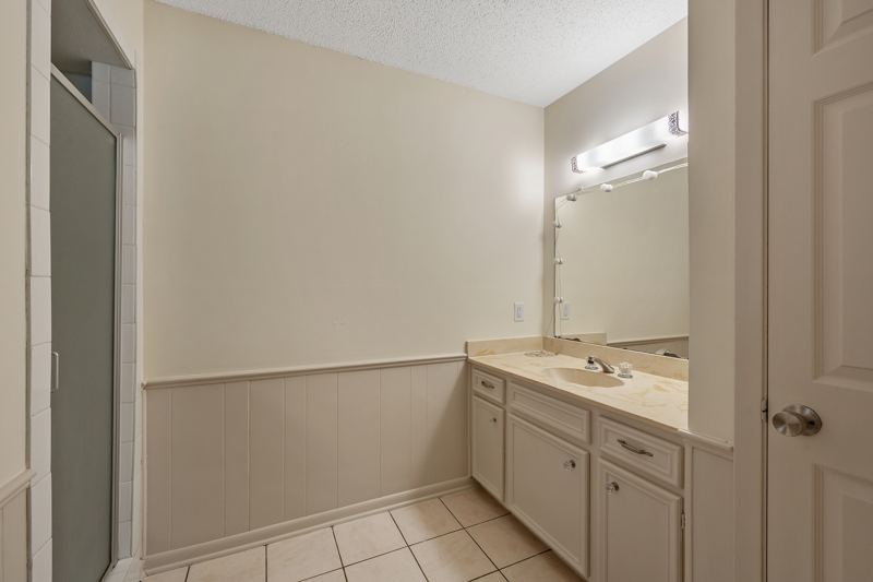 Second primary suite's private bath